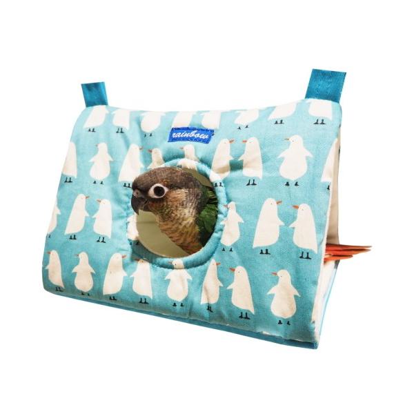 かわいいペンギン柄のコットン生地のさんかくトンネルです内側はふんわりボアを仕様中型インコちゃんにピッタリのサイズです【素材】コットン／ポリエステル【サイズ】幅 20cm 奥行 13cm 高さ 13cm 取り付け部分 8cm※商品の色、柄、素...