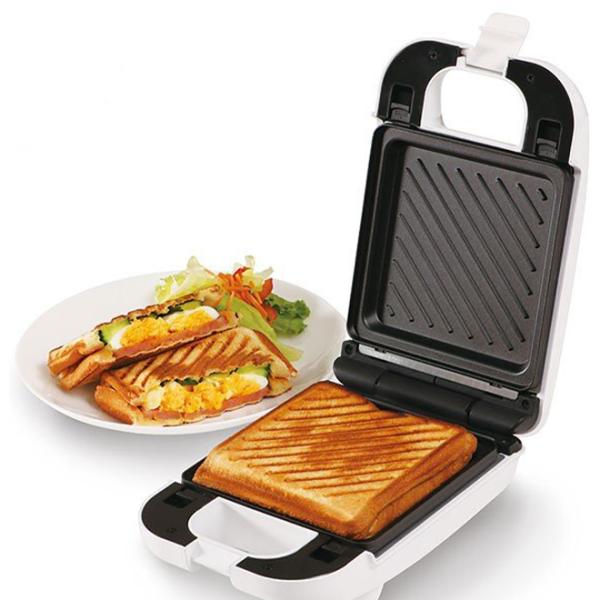 お好みの食材をパンにのせてフタを閉めるだけ。約3分でサクッと香ばしいホットサンドが焼きあがります。プレートの深さが約1.5cmあるから、6枚切りの耳付きパンやマフィンも焼けます。たっぷり具材を挟んで、ボリューム満点の厚焼きホットサンドが作れ...