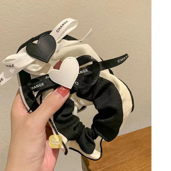 大人に人気なヘアアクセサリーシュシュヘアゴム