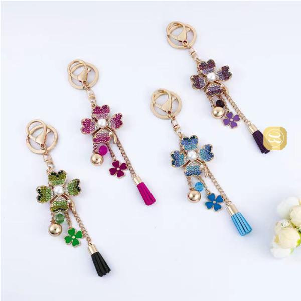 四つ葉 バッグチャーム 四葉クローバーモチーフ 花びら キラキラ