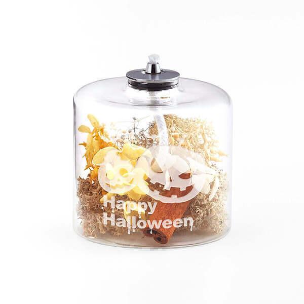 ゆらゆらと揺れる火がハロウィンパーティを演出する「ジャック・オ・ランプ」。オイルタンクの中にハーバリウムの手法でハロウィンの森の植物達（プリザーブドフラワー）が詰められています。オイルを詰めて火を灯せば、ハロウィンパーティーの始まりです。サ...