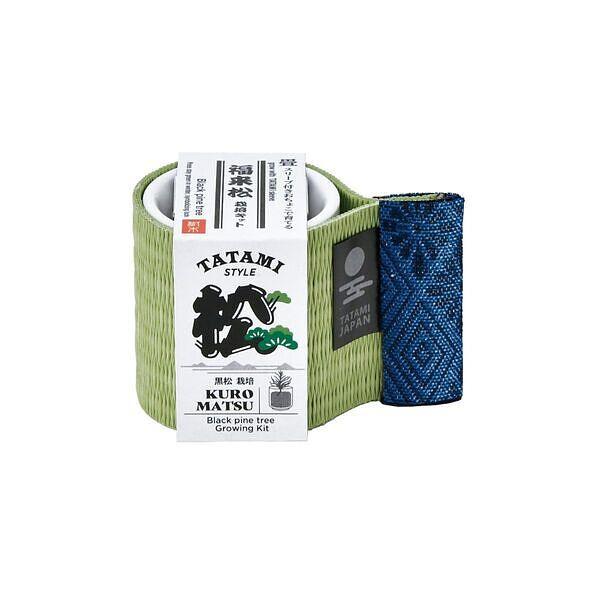 盆栽と言えば松ですが庭木に植えても良い品種。お正月には門松としても親しまれています。白磁のおちょこを和紙畳のスリーブで巻いた栽培キット。畳と畳縁（たたみべり）の質感は、本格的な和室の雰囲気そのもの。江戸文字を採用し、日本らしさを詰め込んだパ...