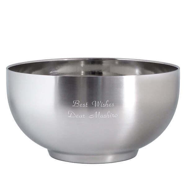 温度を伝えにくい二重構造のステンレスどんぶりです。熱々の麺も、ヒンヤリかき氷もおまかせ。安心して食卓まで運べ、最後まで食べごろ温度をキープします。ボウル外側にご希望のメッセージが入ります。名前を入れたマイどんぶりをどうぞ。サイズ : 約 W...