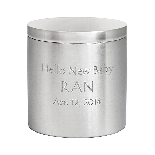 スッキリシンプルなステンレスのフタつき小物入れです。コットンやティーバッグなどもポイポイ入れられる L サイズ。シンプルな容器だからメッセージ次第で色々なオリジナルボックスに変身します。側面にご希望のメッセージが入ります。サイズ : 約 Φ...