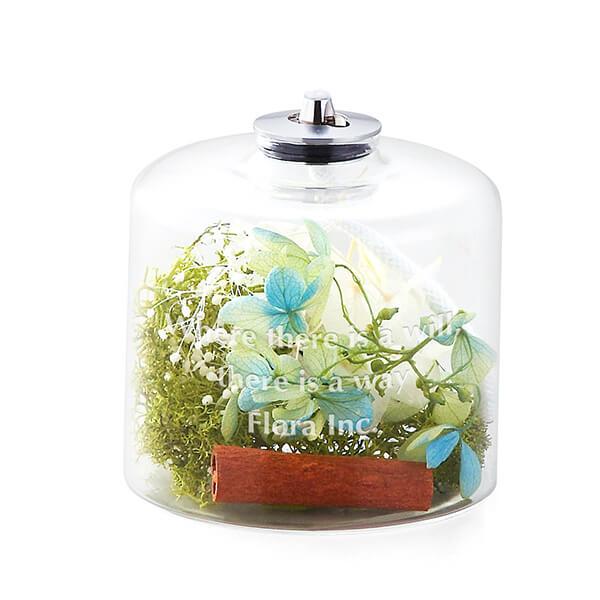 オイルタンクの中にハーバリウムの手法でプリザーブドフラワーが詰められています。オイルを詰めて飾りながら置けるランプは、停電などの非常時にすぐに使える明かりになります。満タン時には約 42 時間燃焼、頼もしく美しい備えを贈りませんか。オイルタ...