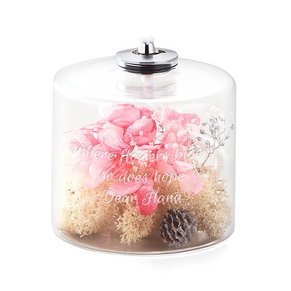 オイルタンクの中にハーバリウムの手法でプリザーブドフラワーが詰められています。オイルを詰めて飾りながら置けるランプは、停電などの非常時にすぐに使える明かりになります。満タン時には約 42 時間燃焼、頼もしく美しい備えを贈りませんか。オイルタ...