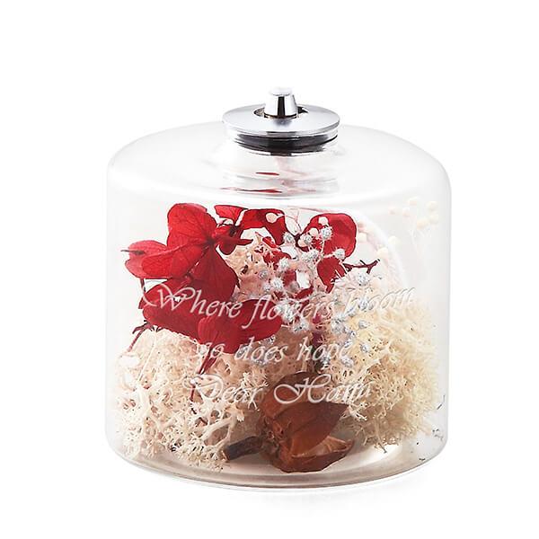 オイルタンクの中にハーバリウムの手法でプリザーブドフラワーが詰められています。オイルを詰めて飾りながら置けるランプは、停電などの非常時にすぐに使える明かりになります。満タン時には約 42 時間燃焼、頼もしく美しい備えを贈りませんか。オイルタ...