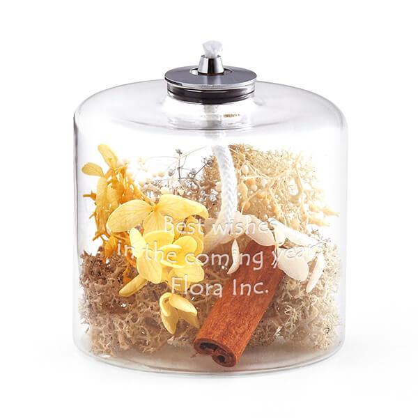 オイルタンクの中にハーバリウムの手法でプリザーブドフラワーが詰められています。オイルを詰めて飾りながら置けるランプは、停電などの非常時にすぐに使える明かりになります。満タン時には約 42 時間燃焼、頼もしく美しい備えを贈りませんか。オイルタ...