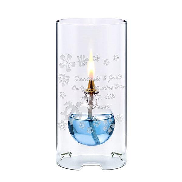 ガラスの中に丸いオイルボトルが浮かんでいるように見えるシンプルでユニークなオイルランプ。繊細な手作りガラスです。静かにゆらぐ小さな炎のやさしい光をお楽しみいただけます。専用オイル 300 mL (ブルー) 付きなので、プレゼント後すぐに使っ...