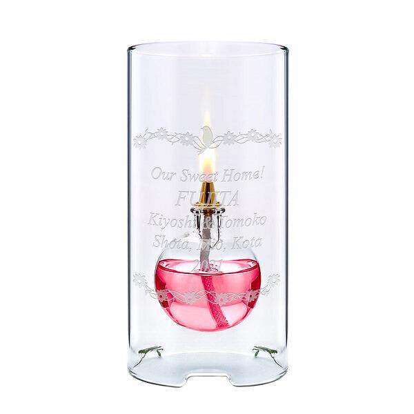 ガラスの中に丸いオイルボトルが浮かんでいるように見えるシンプルでユニークなオイルランプ。繊細な手作りガラスです。静かにゆらぐ小さな炎のやさしい光をお楽しみいただけます。カバーガラスにはご希望のデザインとメッセージが入ります。また、専用オイル...