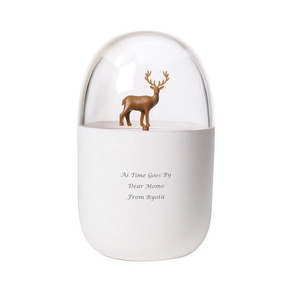 雪原に佇むトナカイを飾りませんか？綿棒の頭が雪のようにトナカイの足元に広がる、おしゃれな綿棒入れです。本体の中央約 25 x 25 mm 内にご希望のメッセージが入ります。文字のカラー : グレーサイズ : 約 Φ70 x H113 mm材...