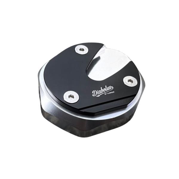 Honda DAX125の駐車安定性を高める、Diabolus（K-SPEED）製サイドスタンドプレートです。純正スタンドの接地面を広くして荷重を分散することで、砂利道・未舗装・夏のアスファルトなど柔らかい地面でもスタンドが沈みにくく、安心...