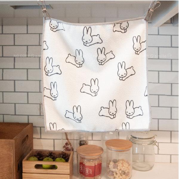 世代を問わず、世界中で大人気のミッフィーをあしらったシンプルで大人可愛いシリーズ。マイクロファイバーの極細繊維で、乾いている状態ではホコリをしっかり絡め取ります。湿っている状態では食器等の水分をしっかり吸水。さらに汚れもかきとります。台拭き...