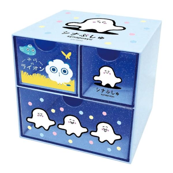 「商品情報」説明商品紹介シナぷしゅのキャラチェストが登場。引き出し部分にキラキララメ入り。コスメや小物などをわけて収納できるからとっても便利。安全警告なし「主な仕様」サイズ：H14.7×W15×D11.8cm素材：AS樹脂