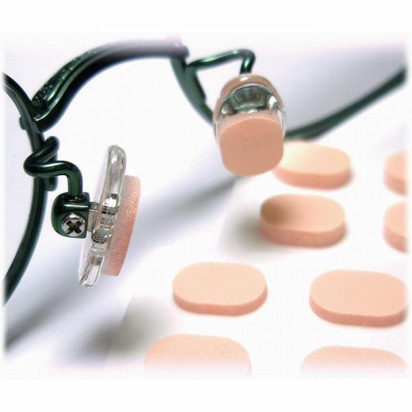 ＜12:00までのご注文で日・祝日以外は即日出荷！＞メガネを掛けると鼻あて部分に痛みを感じる方に！「メガネのばんそうこう ぱふっと」は、鼻あてパッドに簡単に貼れる化粧材パフシールです。表面素材は、指先の皮膚感触に近く、指紋のような細かい凹凸...