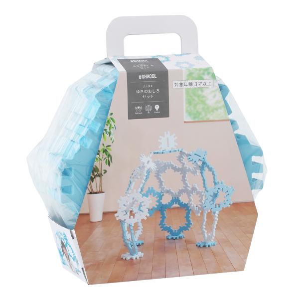 クムタスは、柔らかく大きなパズルのようなパーツを、縦・横自由に組み立てて遊ぶことのできる玩具です。1組が大・中・小の３パーツに分かれるようにデザインされており、合計24パーツを使って床に敷いたり立体的に組み上げたり、子供たちが想像力を働かせ...