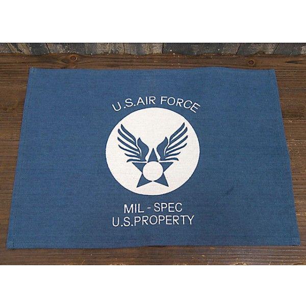 AIR FORCEのデザインがカッコ良いランチョンマットです。USA,UK,ROUTE66と4柄展開ですので、お好みに合わせてお選び下さい。ちょっとしたお出かけの時に、普段使いにと、活躍の場は様々オススメの商品です★★■サイズ：約W.33c...