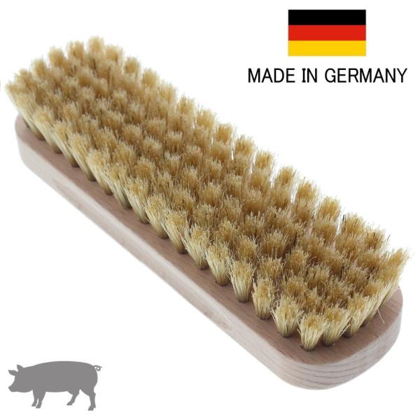 【商品説明】高級豚毛を１００％使用した、磨きやすい中型のブラシ。柄は高級ブナ材をナチュラルな白木仕上げにし、焼印風のプリントを施しています。硬めでコシがありますので、乳化性クリームなどを塗りこむのに最適です。使用し続けることで毛先にクリーム...