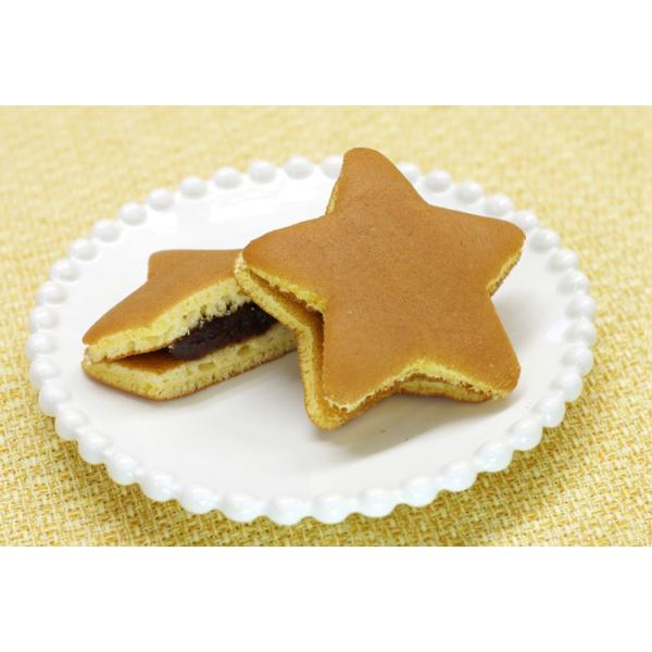 星型をしたどら焼き生地に、香り高い柔らかな小豆あんをたっぷり挟んだ『ほしのどらやき』です。 結婚式や二次会で使う和風のブライダルギフト(プチギフト)はもちろん お誕生日や各種パーティーなど色々な場面でお役立て頂ける可愛くて美味しい星のどら焼...