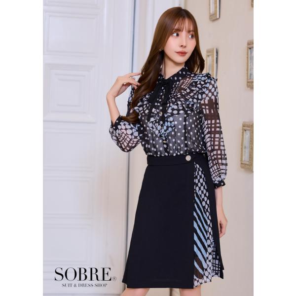 【Fabric】ブルーカラーがポイントになったドットMIXのお洒落なシアーシフォン。仕立て映えのするワッフルストレッチ。【Point】優雅に揺れるラッフルブラウスがドッキングされた上品なワンピース。首元のリボンやヨークが女性らしさを引き立て...