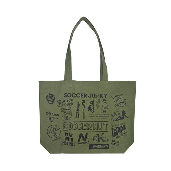 Soccer Junky × SOCCER NUT初のコラボ商品！ これまでリリースされたNUTコレクションから人気ロゴをピックアップし、コラージュしました。■素材：コットン■サイズ：F（約H320×W330×D10mm）