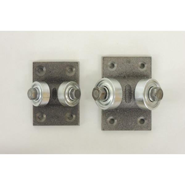 レールコマまたは亀甲車とも呼ばれます。製材所、木工所様の横切り木取機のレールによく使用されています。アングルレール用と丸（六角）レール用があります。寸法：45×62 ベアリング：24mm※鋳物のため数字が多少前後する場合がございます。ベアリ...