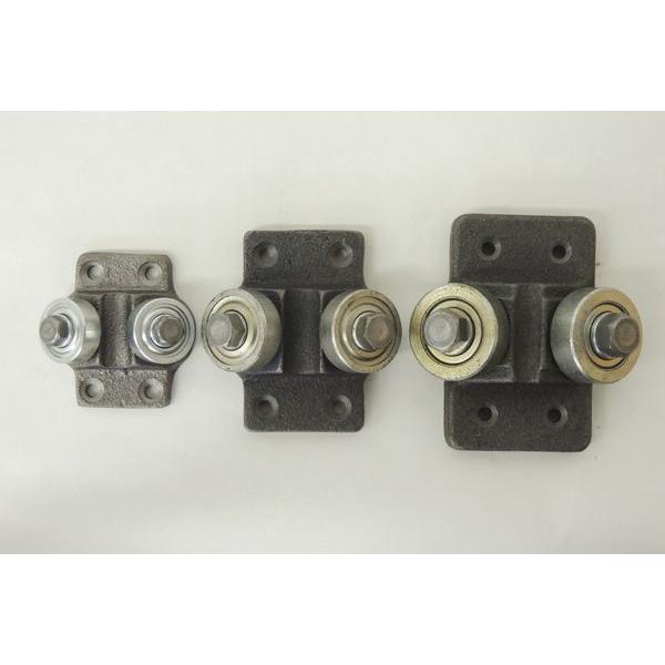 レールコマまたは亀甲車とも呼ばれます。製材所、木工所様の横切り木取機のレールによく使用されています。アングルレール用と丸（六角）レール用があります。寸法：55×90 ベアリング：35mm※鋳物のため数字が多少前後する場合がございます。ベアリ...