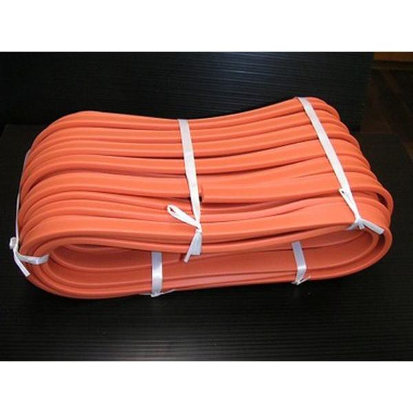 目立て済帯鋸の刃先を保護するゴムカバーです。持ち運びの際に刃先を傷めることがないので重宝します。8m50cmの帯鋸用として14本分とれ、30m巻より少しだけお得です。