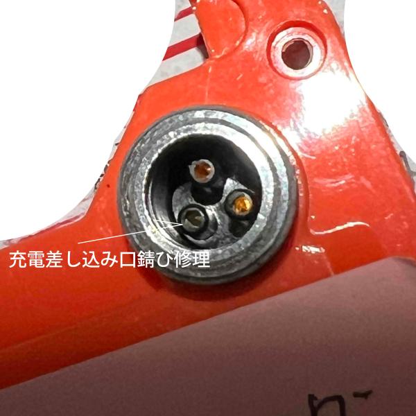 ペンタックスＭＢ０１バッテリーの充電コネクターの錆びたピンを取り替えします。バッテリーの液漏れで錆たコネクターのピンを交換します。錆が出ている状態では、充電できない為、あくまでも応急処置と考えてください。メーカーの部品供給が終了している為、...