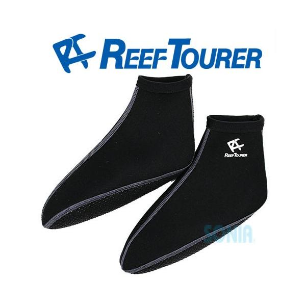 フィンを履く時の快適アイテム。●フィンと素足の摩擦（フィンずれ）を防止。また、ハイカット仕様によりくるぶし周辺も保護。ソール部は他の部分より1ミリ厚いため、ビーチで足の裏を守ります。ウェットスーツと同じ生地を使用しているので、保温効果にも優...