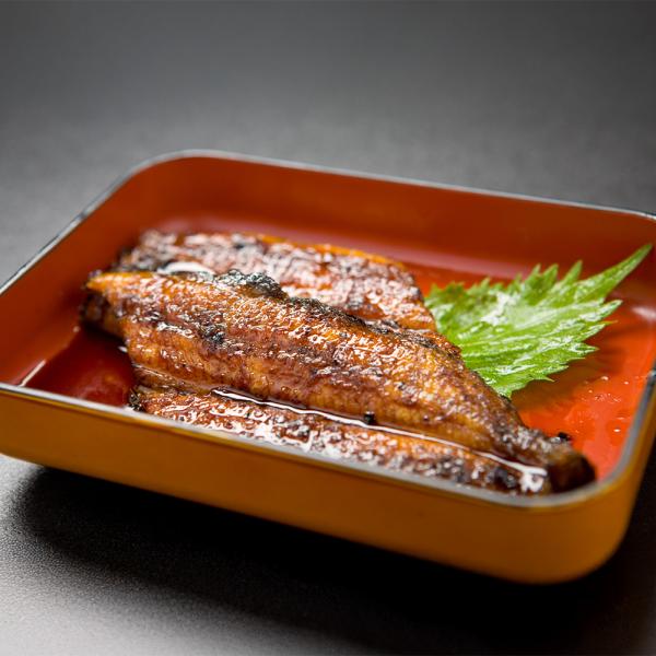 日本最後の清流四万十川の河口でとれたシラスウナギに限定し、四万十川流域の清澄な地下水で四万十青のりや納豆菌をまぶしたおから等を混ぜたこだわりのエサを与え、より天然に近い環境で大切に育てたうなぎです。創業以来50年以上受け継いだ秘伝の無添加タ...