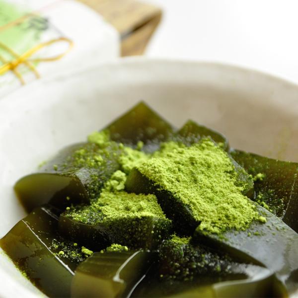 茶游堂自慢の石臼挽き宇治抹茶をバランス良く加え、わらび餅のやさしい風味に宇治抹茶の香りをプラス。ほんのりとした甘さと抹茶の風味をお楽しみいただけます。付属の「特製抹茶きな粉」を振りかけると、抹茶の風味が一段と際立ちます。また、もう1つの特徴...