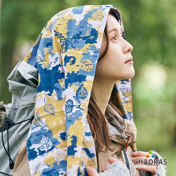 【ブランド】CHAORAS / チャオラス【商品名】スポーツてぬぐいSPORTS TENUGUI■背景に白樺の樹皮を描き、森の植物の葉や枝をアクセントにデザイン。ベージュで色付けた木々の隙間から覗く青空をイメージ。タテ糸には従来のてぬぐいと...