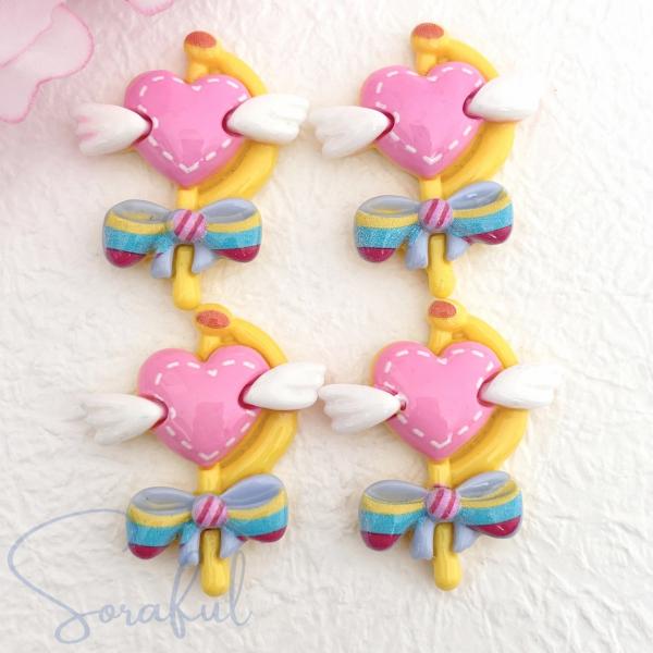 デコパーツ ゆめかわハートロッド 魔法 変身 ピンク リボン 4個 貼付けパーツ D-0148◎海外輸入品のため、国産品とは品質基準が異なり、バリ、塗装ズレ、欠け、気泡、小さな汚れ等がある場合があります。また、写真をご覧になる環境により実物...