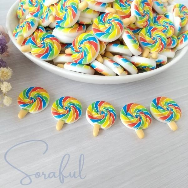 デコパーツ レインボーカラー渦巻きキャンディー ロリポップ 5個 貼付けパーツ D-0210