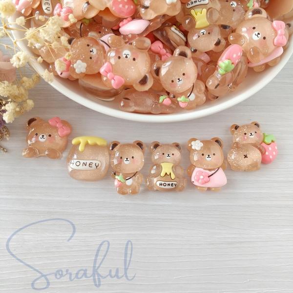 デコパーツ いちご摘み&amp;ハニーハントくまちゃん はちみつ クリア ラメ 6個 貼付けパーツ D-0404