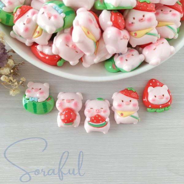 デコパーツ イチゴ&amp;スイカ大好きブタさんたち いちご すいか ストロベリー こぶたちゃん 5個 貼付けパーツ D-0407