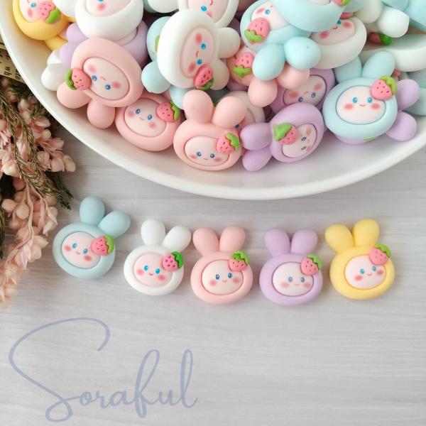 デコパーツ コロンとまあるい かぶりものうさちゃん いちご ウサギ うさぎ 5個 貼付けパーツ D-0478