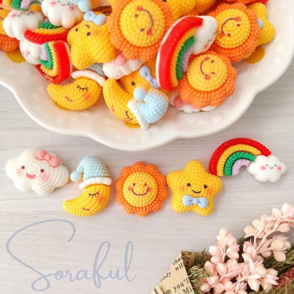 デコパーツ お空の仲間 編みぐるみ風 あみぐるみ 月 星 太陽 虹 雲 5個 貼付けパーツ D-0484