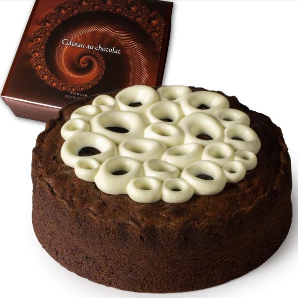 【しっとりなめらかガトーショコラ】販売開始から30年以上、理想の焼き上がりを求めて変化し続けるガトーショコラです。上面には、ガトーショコラの味わいに合わせてブレンドした生クリームをトッピング。【贈り物に安心】 納品書にお値段は記載されません...