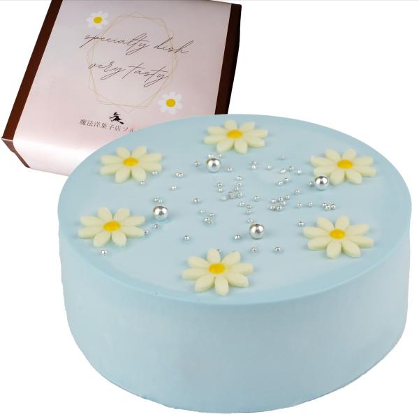 【パステルブルーのセンイルケーキ】Instagramでも最近よく見かけるようになったセンイルケーキ。シンプルなデザインに、お花やアラザンを飾って華やかに仕上げました。サンドのクリームは苺のコンポートが入っています。【贈り物に安心】お届けもの...