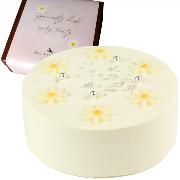 【ホワイトカラーのセンイルケーキ】Instagramでも最近よく見かけるようになったセンイルケーキ。シンプルなデザインに、お花やアラザンを飾って華やかに仕上げました。サンドのクリームは苺のコンポートが入っています。【贈り物に安心】お届けもの...