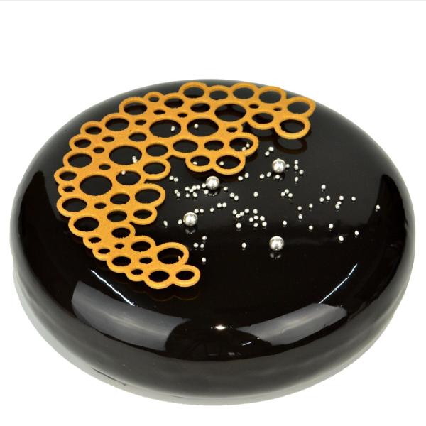 【ダークチョコレートとミルクガナッシュのラウンドケーキ】ココアと漆黒の深さを竹炭で追求したダークグラサージュが特徴のケーキ。濃厚なダークチョコレートとクリーミーなミルクで作られたガナッシュムースが、口の中でとろけるような贅沢な味わいを提供し...