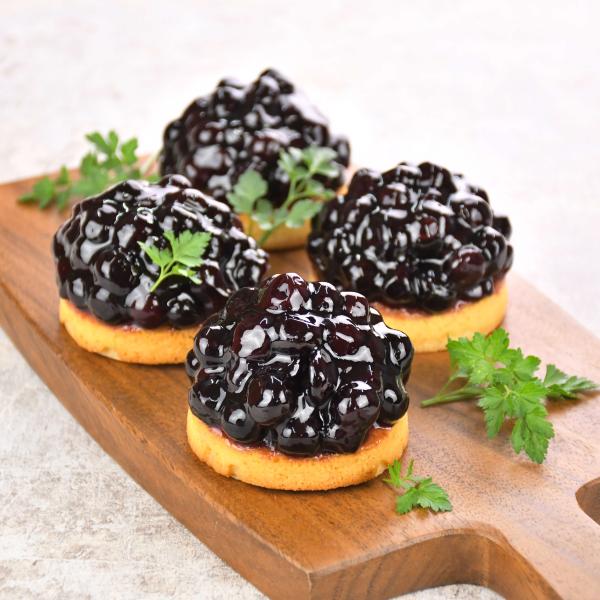 【コンポートブルーベリーたっぷり贅沢タルト】サクサクに焼き上げたタルト生地に、ブルーベリーカスタードクリームと、香りと食感が残るよう弱火でじっくりコンポートしたブルーベリーをひとつひとつ丁寧にたっぷりとのせました。【ローソク5本付】ローソク...