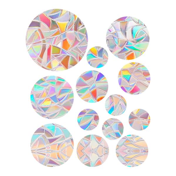 【本商品は海外出荷】お届けは通常20-30日を頂いております。【太陽光で虹色に輝く】特殊プリズム加工で、窓に貼るだけで美しい虹色の光を楽しめます。【簡単取り付け】静電接着式で、剥がしても跡が残らず何度でも貼り直せます。【自由なデザインミック...