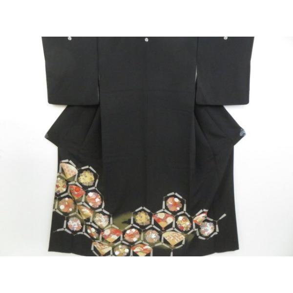 ys7123349; 宗sou 黒留袖 五つ紋入り 金通し 引箔 金駒刺繍 亀甲扇文 