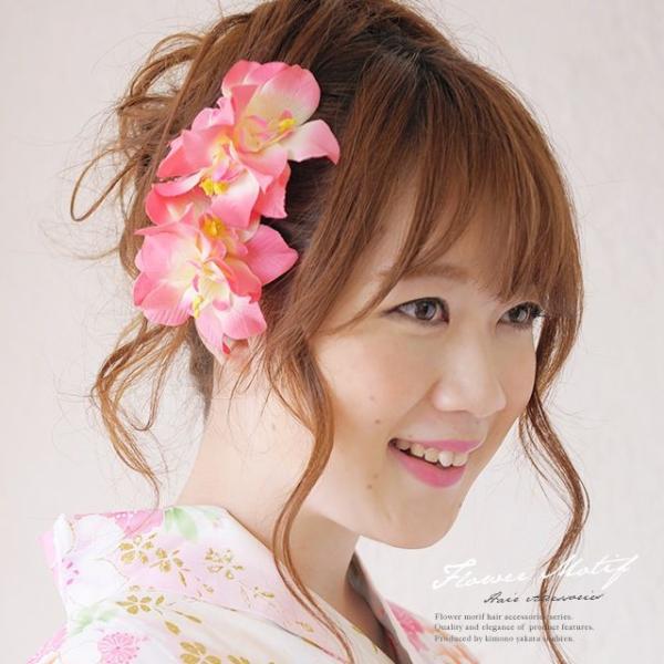 【5点セット】花柄浴衣・帯・帯飾り・髪飾り(白い花2個、パールピン) 5点セット】花柄浴衣・帯・帯飾り・髪飾り(白い花2個、パールピン)