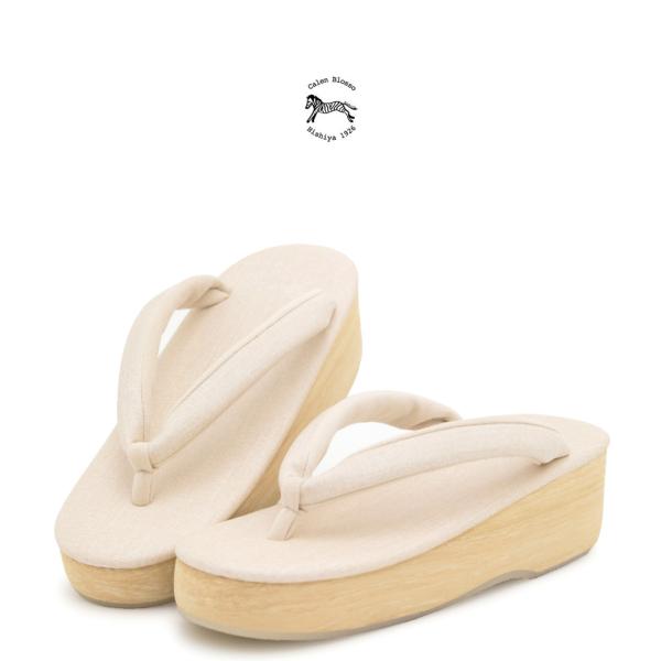 老舗ブランド「菱屋カレンブロッソ」のセミフォーマル向け草履■色台　アイボリー鼻緒　アイボリー■素材鼻緒　PVC（塩化ビニル） 本天　合成皮革先つぼ　合成皮革天　PVC（塩化ビニル） 台　EVA底　クレープ（合成ゴム）■適応サイズS　22.5...