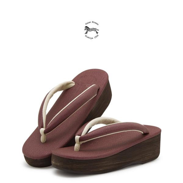 老舗草履屋「菱屋カレンブロッソ」のカジュアル向け草履■色台　茶色鼻緒　紫を帯びた暗い赤色■素材鼻緒：PVC本天：合成皮革先つぼ：合成皮革天：PVC台：EVA（エチレン酢酸ビニルコポリマー）底：クレープ（合成ゴム）■適応サイズS：22.5〜2...
