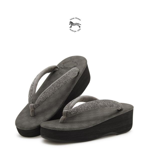 老舗草履屋「菱屋カレンブロッソ」のカジュアル向け草履■色台　黒と灰色鼻緒　黒系■素材鼻緒　ポリエステル本天　合成皮革先つぼ　合成皮革天　PVC台　EVA（エチレン酢酸ビニルコポリマー）底　クレープ（合成ゴム）■適応サイズS：22.5〜23....